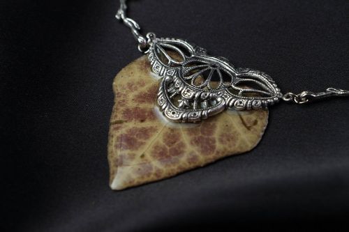 Pendant with Ivy Leaf - MADEheart.com