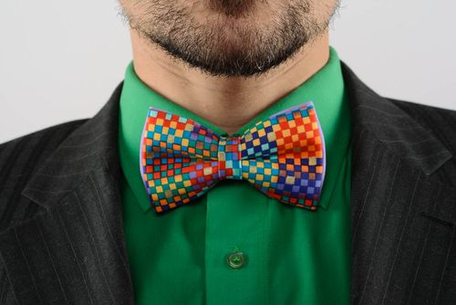 Gravata borboleta costurada de gabardine e algodão Quadrados coloridos - MADEheart.com