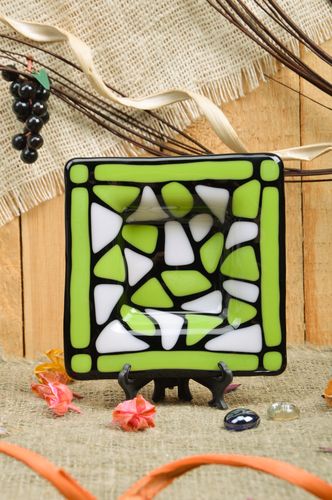 Handmade dekorativer Aschenbecher aus Fusing Glas in Grün, Weiß und Schwarz - MADEheart.com