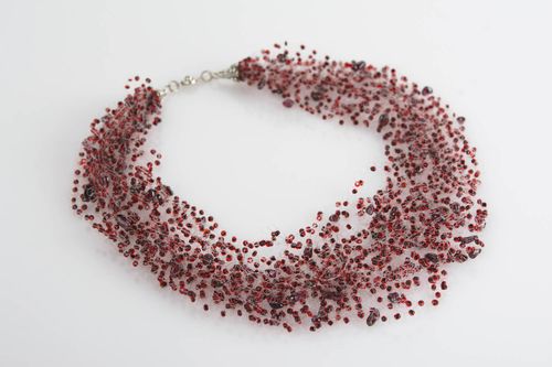 Collier volumineux en perles de rocaille fait main bordeaux design original - MADEheart.com