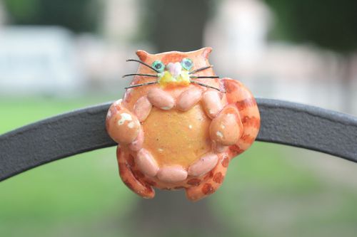 Cat-shaped fridge magnet - MADEheart.com