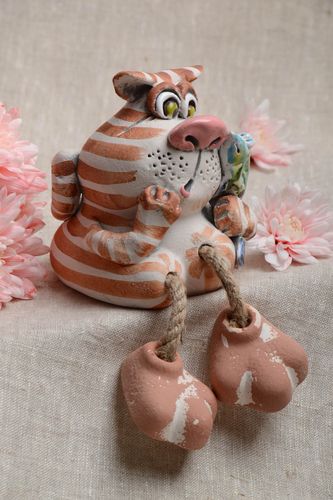 Alcancía de barro hecha a mano pintada con forma de gato de arcilla de semiporcelana - MADEheart.com