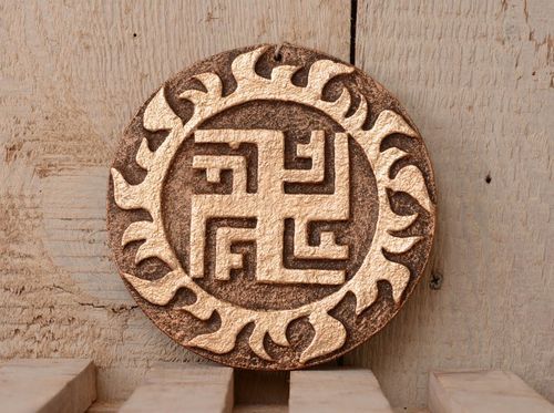 Prato decorativo de parede para interior decorado com  potala de ouro Marichka - MADEheart.com