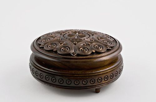 Round wooden box with carving - MADEheart.com