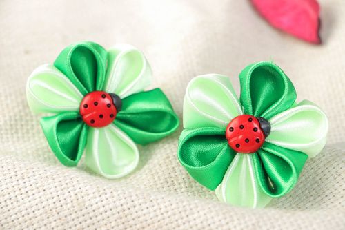 Conjunto de coleteros para el cabello con flores verdes y blancos 2 accesorios - MADEheart.com