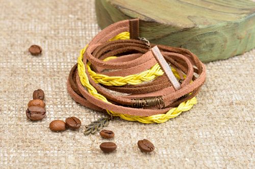 Gelb braunes Wildleder Armband handmade Designer Schmuck Frauen Accessoire  - MADEheart.com