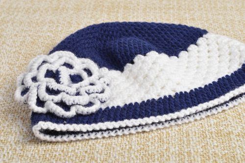 Синяя шапка вязаная ручной работы из акрила и шерсти для девочки с цветочком - MADEheart.com
