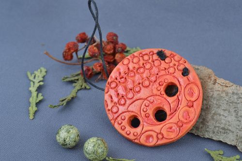 Ciondolo in ceramica naturale fatto a mano pendente etnico con originale colore - MADEheart.com
