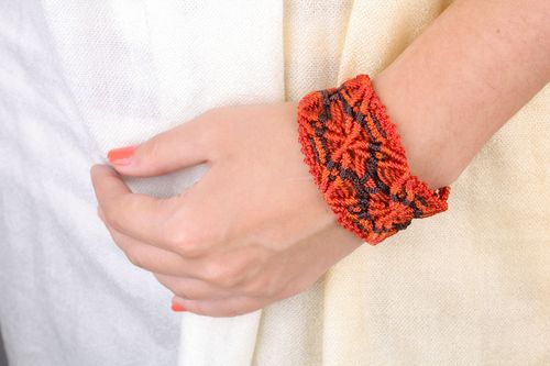 Handmade red bracelet - MADEheart.com