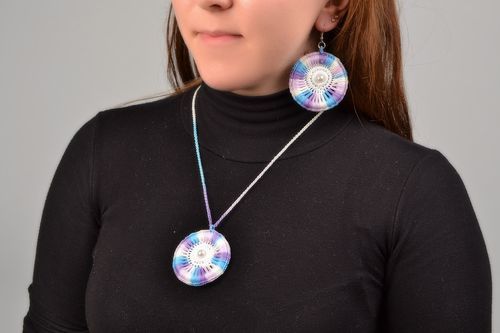 Conjunto de bisutería artesanal 2 piezas colgante y pendientes redondos - MADEheart.com