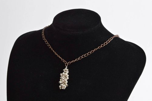 Colgante metálico hecho a mano adorno para el cuello accesorio para mujer  - MADEheart.com
