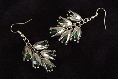 Orecchini di metallo fatti a mano accessorio originale con perle di vetro - MADEheart.com