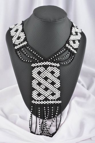Collana di perline fatta a mano accessorio da donna originale bianco nero - MADEheart.com