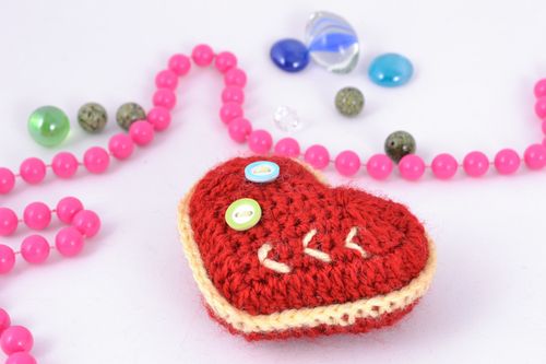 Giocattolo a maglia fatto a mano pupazzo morbido a forma di cuore simpatico - MADEheart.com