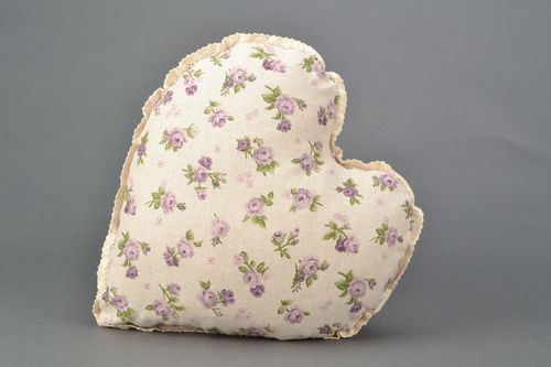 Oreiller coeur en coton et polyamide lilas fait main avec dentelle originale - MADEheart.com