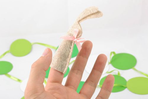 Marionnette à doigt en forme de lapin en feutre - MADEheart.com