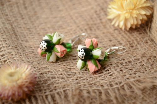 Boucles doreilles en porcelaine froide faites main blanc et rose originales - MADEheart.com