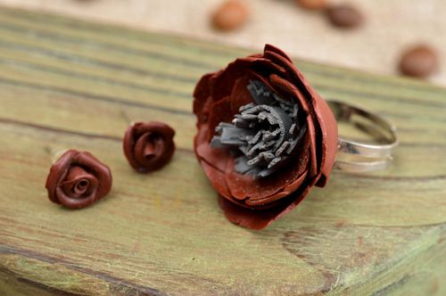 Juego de bisutería artesanal anillo y pendientes accesorio de arcilla polimérica - MADEheart.com