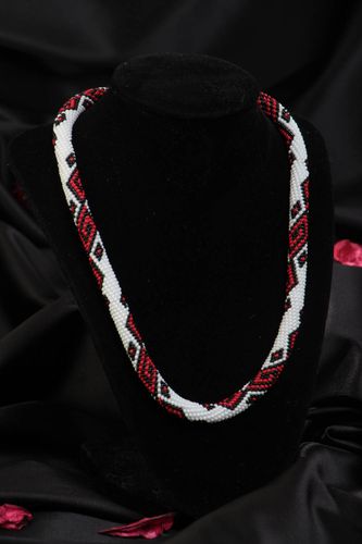 Collar de abalorios checos con ornamento blanquirojo artesanal original de autor - MADEheart.com