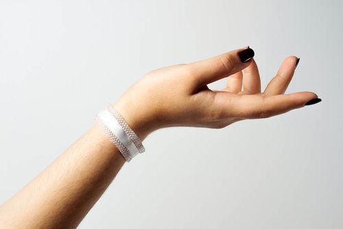 Armband Frauen handgefertigt Damen Schmuck Geschenk für Frauen in Weiß - MADEheart.com