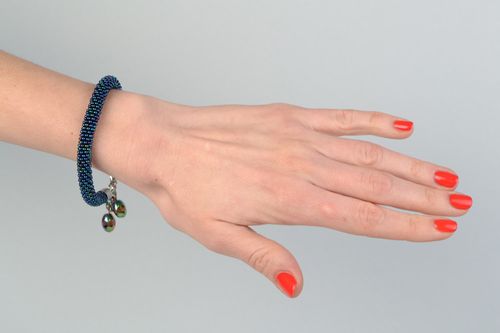 Schönes dunkles Häkel Armband aus Glasperlen mit Anhängern für Frauen Handarbeit  - MADEheart.com