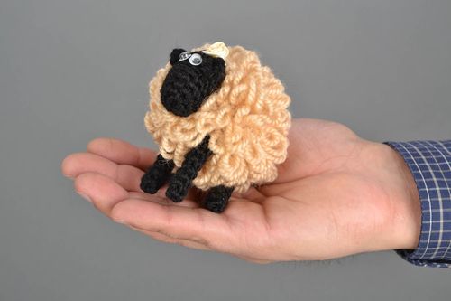Brinquedo de malha tricotado de fios de algodão Ovelha - MADEheart.com