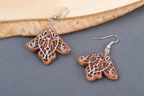 Boucles doreilles artisanales en argile naturelle peintes faites main Pétales - MADEheart.com