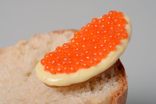 Aimant pour frigo en pâte polymère original fait main Tartine au caviar - MADEheart.com