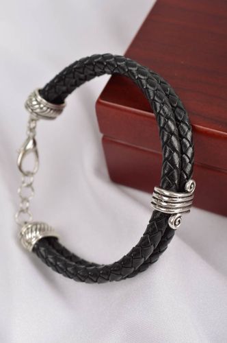 Bracelet en cuir Bijoux fait main Accessoire femme noir tressé design casual - MADEheart.com