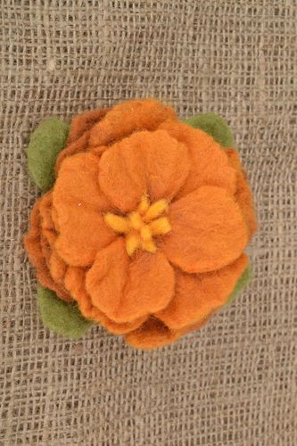 Brosche aus Wolle Terrakotta-Blume - MADEheart.com