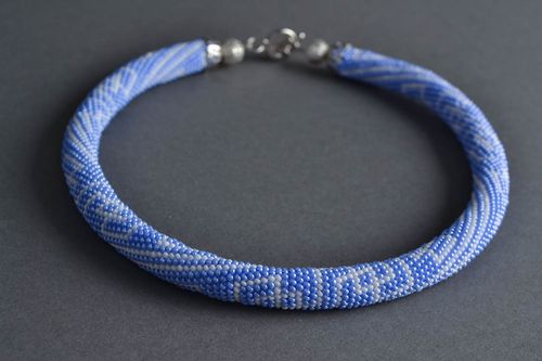 Collar de abalorios artesanal trenzado azul claro blanco con ornamentos  - MADEheart.com