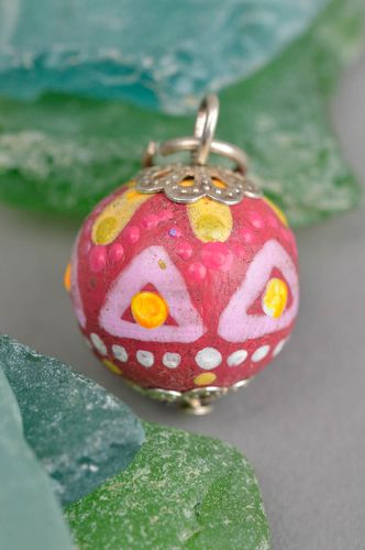 Colgante artesanal con forma de bolita accesorio para mujer bisutería artesanal - MADEheart.com
