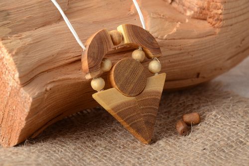 Handgemachter Anhänger aus Holz mit Schnitzerei Getönt und mit Öko Lack bedeckt - MADEheart.com