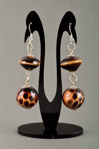 Handmade braune lange Ohrringe Designer Schmuck Accessoire für Frauen elegant - MADEheart.com
