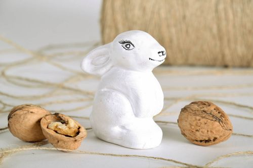 Estatueta de cerâmica Coelho feita à mão de barro pintada com tintas acrílicas - MADEheart.com