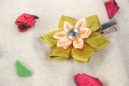 Petite pince à cheveux faite main en rubans de satin jaune faite main  - MADEheart.com