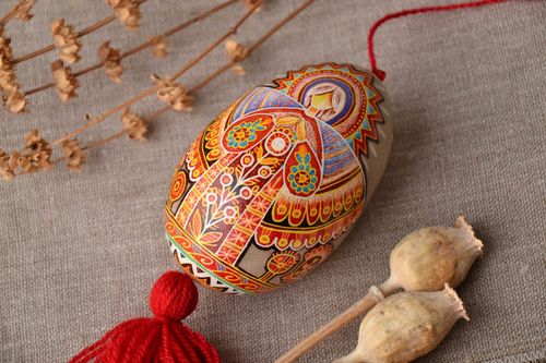 Interior hanging painted egg decorated with scratching - MADEheart.com
