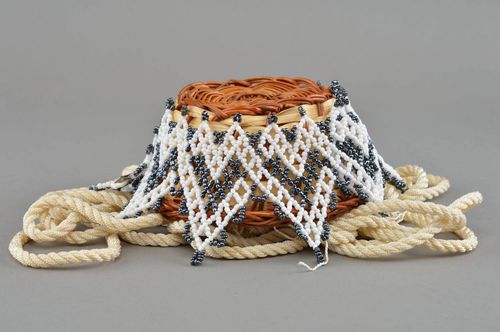 Schwarz weißes geflochtenes Collier aus Glasperlen mit Muster handgeschaffen - MADEheart.com