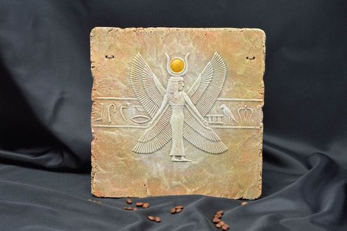 Tableau mural en céramique carré fait main petit avec signe de la Vierge  - MADEheart.com