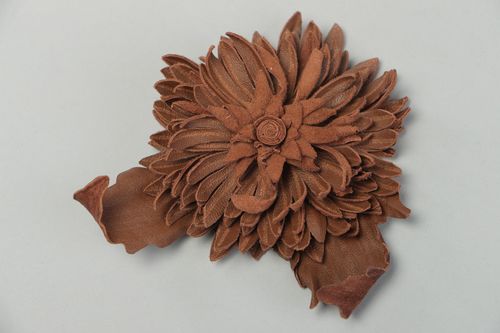 Broche grande fleur marron en cuir naturel faite main originale design - MADEheart.com