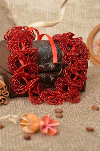 Collar de abalorios hermoso rojo con cintas hecho a mano accesorio estiloso - MADEheart.com