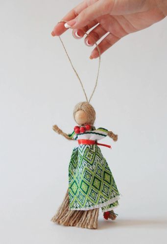Boneca étnica protectora feita à mão de tecidos naturais - MADEheart.com