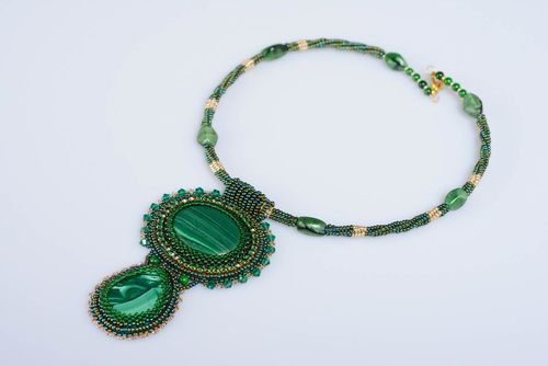 Collier vert brodé en perles de rocaille et malachite fait main de soirée femme - MADEheart.com