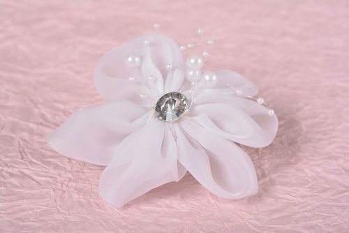 Haarspange Blume handmade Haar Spange in Weiß Accessoire für Haare originell - MADEheart.com