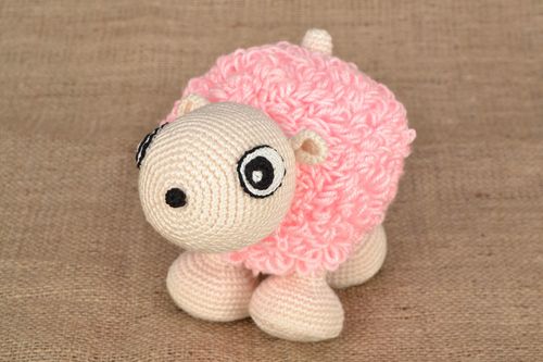 Brinquedo artesanal de malha feito em croché Ovelha - MADEheart.com