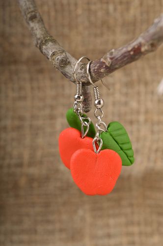 Pendientes de porcelana fría artesanales con manzanas largos originales - MADEheart.com