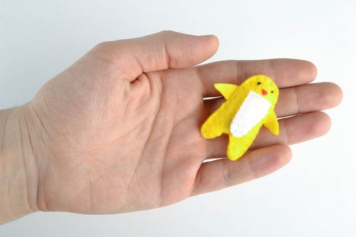 Earphone cord holder in the shape of chicken - MADEheart.com