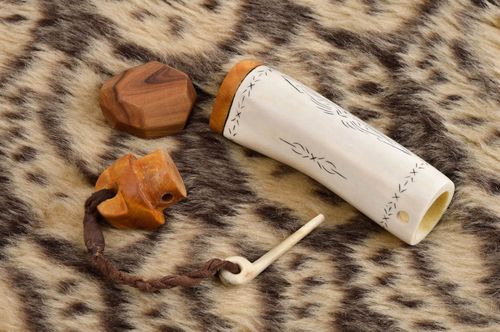 Pendentif en corne délan Bijou fait main Accessoire original pour homme femme - MADEheart.com