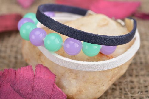 Pulsera de cuero natural con cuentas vistosa accesorio original artesanal  - MADEheart.com