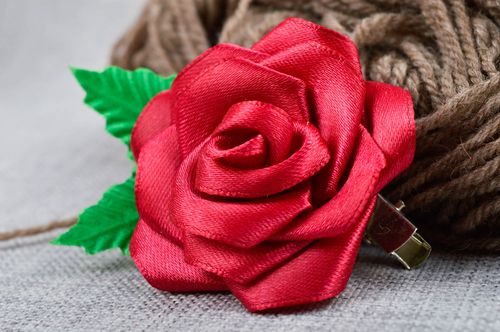 Haarspange Blume handmade Damen Modeschmuck in Bordeauxrot Accessoire für Haare - MADEheart.com